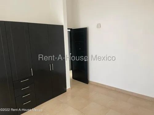 Casa Con Cuarto De Servicio, 4 Recámaras, Área De Tv. Cumbres Del Lago - Venta Rah2204