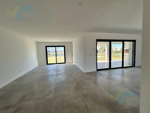 Casa En Venta 5 Amb En Altos De Campo Grande