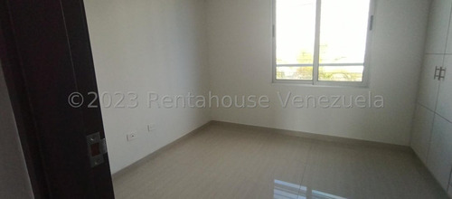 Hermoso Townhouse En Venta En El Este De Barquisimeto, 2 4 4 1 Con Vigilancia Privada, Vestier, 7 9, Areas Sociales, Maritza, Bella Terraza, Piscina, Lucena, Maletero.