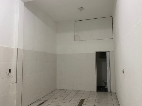 Aluga-se Salão Tipo Comercial Com 38 Metros.
