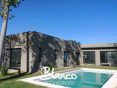Muy Linda Casa En Una Planta, Con Pileta, Dentro Del Barrio San Matías