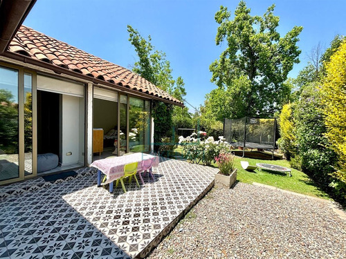 Remodelada!! Impecable Casa En Venta De 5 Dorm. La Dehesa.