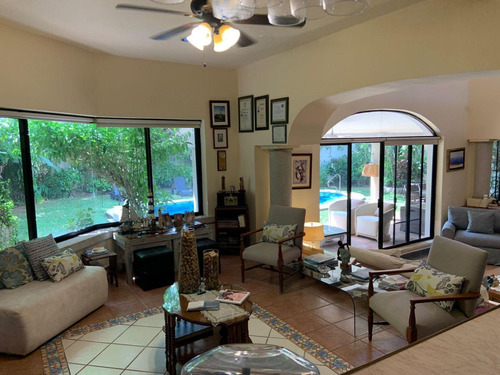 Casa Residencial Venta, 5 Recs, 5 Baños Y Alberca En Campestre Cancún Quintana Roo