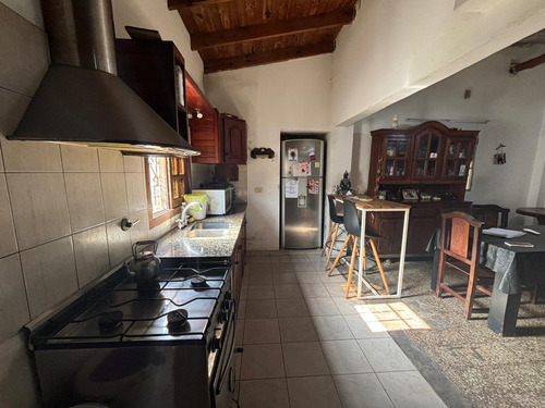 Casa En Venta - 4 Dormitorios 2 Baños - 688mts2 - La Plata