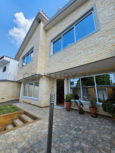 Casa En Venta Los Castores Totalmente Remodelada, Amoblada Acabados De Lujo.