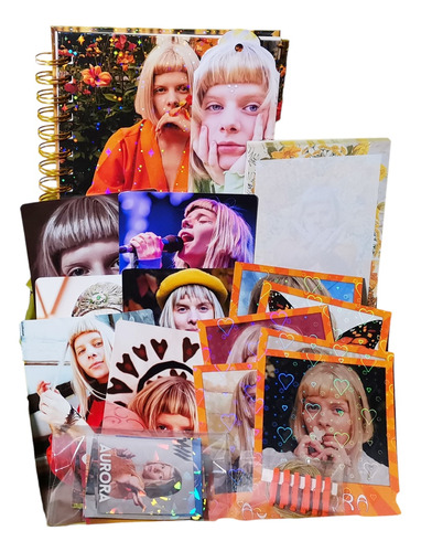 Aurora Aksnes Pack Holografico Cuaderno Polaroid Postales + 