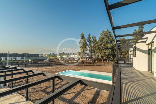 Casa En Venta De 6 Dorm. En Colina