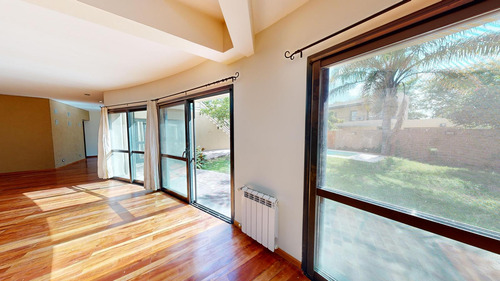Venta Casa 4 Dormitorios 4 Baños / Pileta B. Jardin Claret