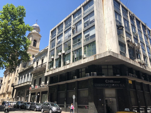 Oficina En Plaza Matriz En Edificio En Pleno Casco Histórico.