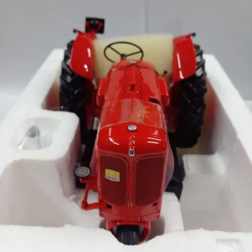 Tractor Nuffield Four 1:16 Univ. Hobbies A4266 Milouhobbies
