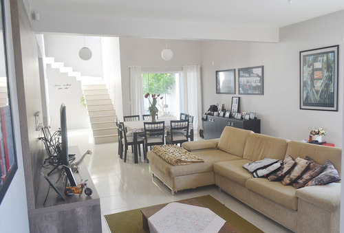 Imagem 1 de 14 de Linda Casa No Bairro Floresta | 1 Suíte + 2 Dormitórios | 220 M² | Averbada Aceita Financiamento - Sa01718 - 68851503