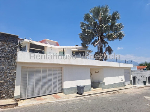 Amplia Casa En Venta Ubicada En Prados Del Este 24-24046