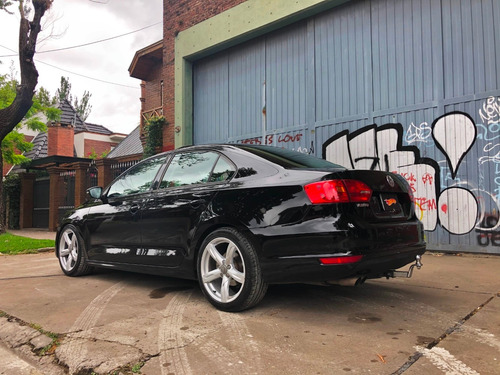 Vento 2.5 Luxury - Manual - Llantas 18 - Permuto/financio
