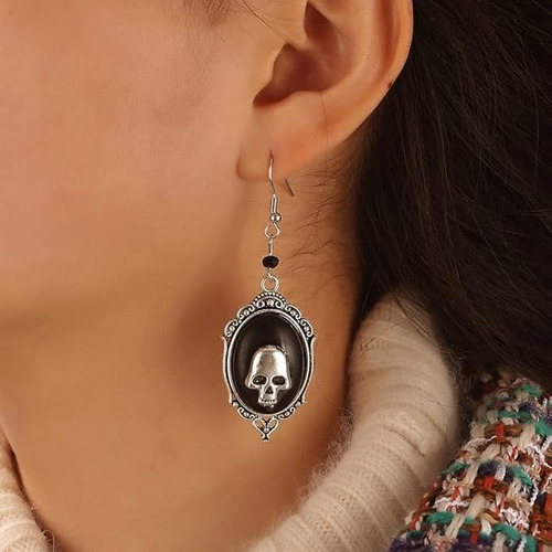 Aretes Cráneo Gótico De Metal Relieve Con Piedras Negras
