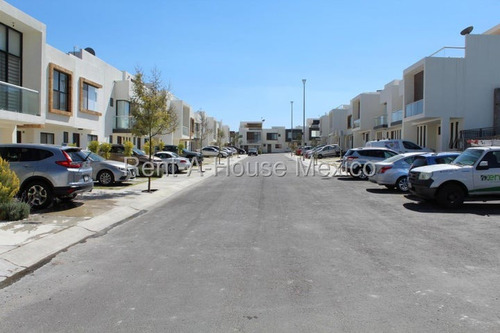 Casa En Renta De 3 Recamaras, 3 Baños Y Amenidades Rahqro