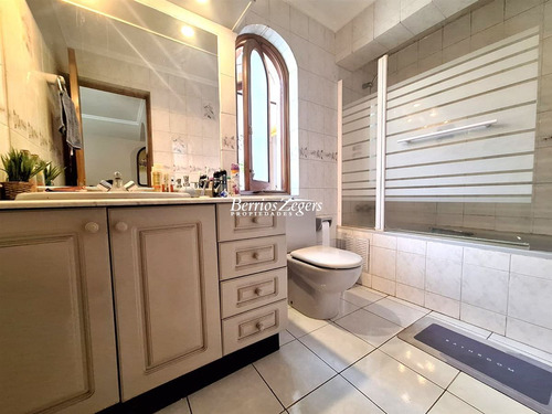 Casa En Venta De 4 Dorm 5 Baños, Sala De Estar Gran Vista