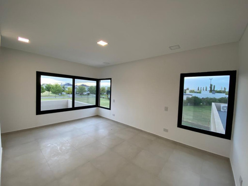 Casa 4 Amb C/ 2 Cocheras Y Pileta - Terravista
