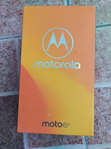Moto E5 Dual Sim 16 Gb Gris Flash 2 Gb Ram (Usado)