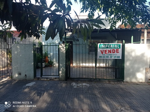 Casa ,tres Dormitorios, Cochera Y Azotea Con Parrillero.