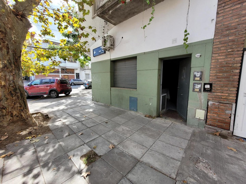 Imagen 4 de 14 de Local En Esquina, Amplio, Diversidad De Actividades