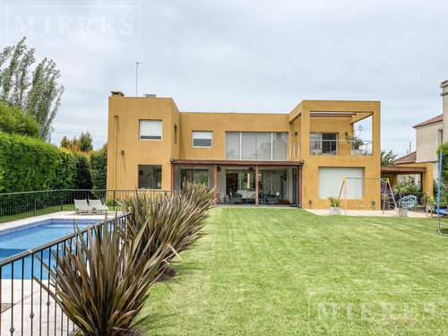 Casa En Venta Desarrollada En Dos Plantas En Villa Olivos