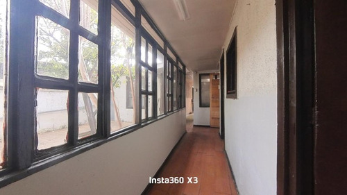 Amplia Casa Antigua Con Patio. Zona Residencial