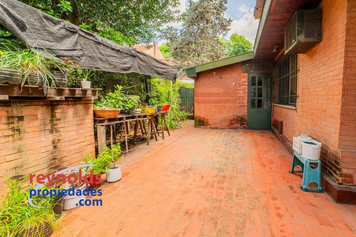 Tradicional Chalet En Excelente Cuadra Semicortada.
