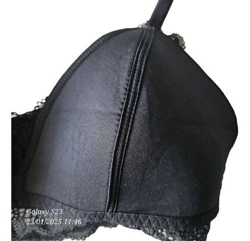 Bralette Triangular Con Base Y Espalda Anchas En Encaje