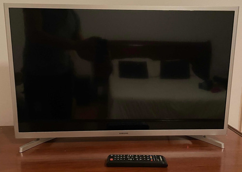 Imagen 2 de 6 de Televisor Samsung Led 32 Con Montura Para Pared Incluida