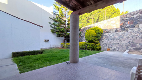Casa En Venta En Colinas Del Bosque 3ra Seccion, Corregidora, 5 Habitaciones