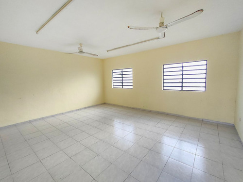 Amplio Edificio Multifuncional En Venta A Dos Cuadras De Per