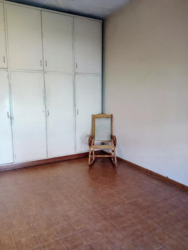Casa En Venta - 3 Dormitorios 1 Baño - Cochera - 240mts2 - Lanús