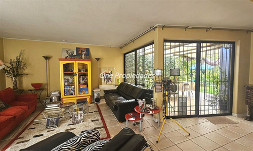 Casa En Venta De 4 Dorm.3 Baños Estar Servicio En Las Condes