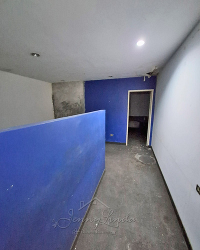 Local En Alquiler Con Oficinas En Av. Las Delicias Zona Norte De Maracay