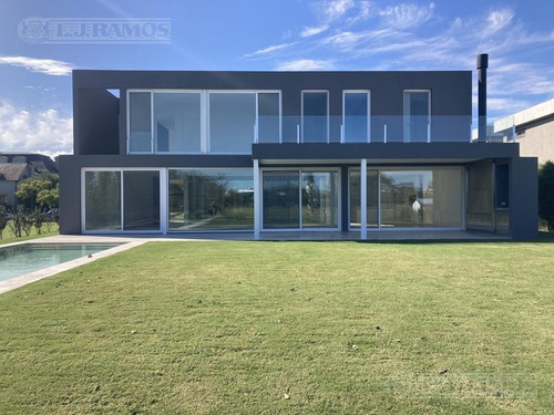 Imagen 2 de 13 de Casa En Venta En El Golf