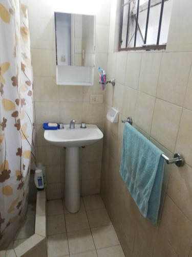 Imagen 9 de 28 de Casa De 4 Ambientes Mas Casa De Tres Ambientes Al Fondo Con Fondo Libre.