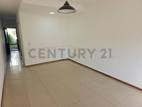 Venta Casa Tipo Duplex 3 Ambientes Ituzaingo Norte Con Entrepiso En Tercer Piso