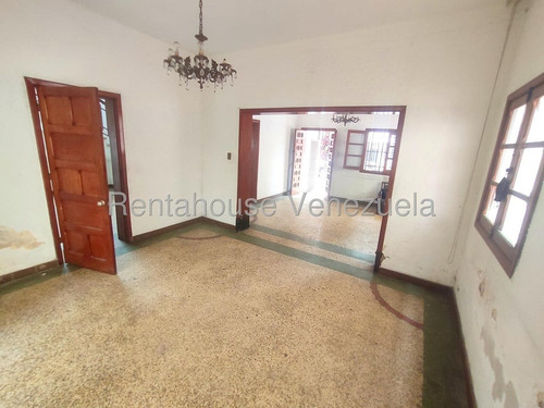 Amplia Casa De 2 Niveles ,para Remodelar A Su Gusto En Venta Ubicada En El Paraíso 25-17760