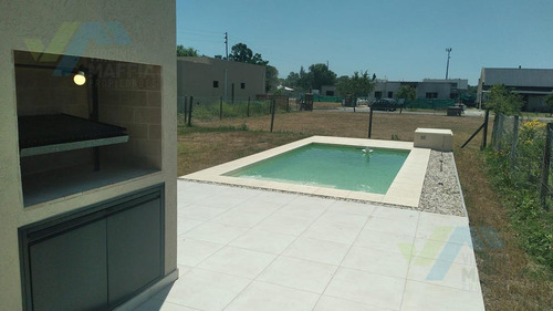 Casa Con Pileta De Construccion Tradicional - San Ramon Pilar Del Este