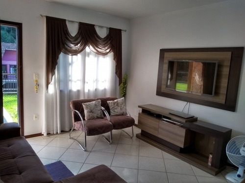 No Bairro Itoupava Norte, Para Quem Procura Morar Com Conforto E Boa Localização A Poucos Minutos Da Via Expressa. Casa Com 2 Pavimentos Contendo Na Parte Inferior Sala De Estar, Cozinha Com Móveis S