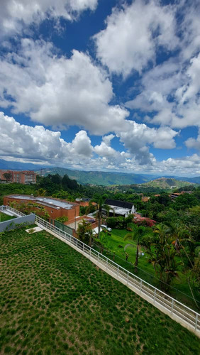 Casa En Venta. Villas De Alto Hatillo. 1.380 Mt2. 9h/11b/+4e