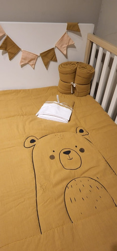 Imagen 4 de 6 de Conjunto Acolchado Chichonera Y Sabanas Cuna Charriot Teddy