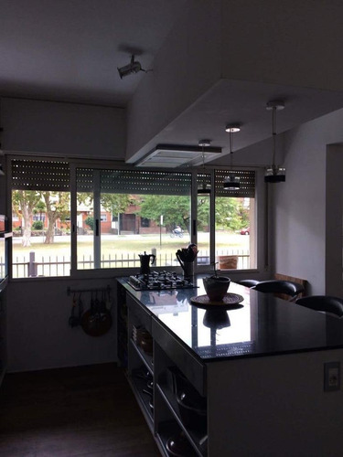 Imagen 5 de 11 de Luminosa Y Moderna Casa Con Muebkes