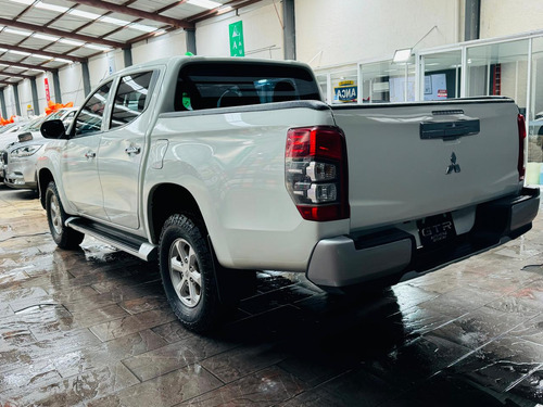 Mitsubishi L200 2.4 Cabina Doble 4x2 Mt