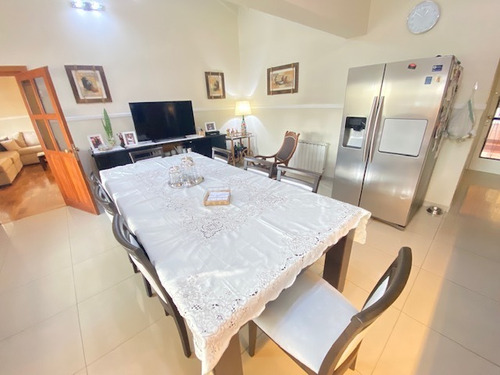 Imagen 6 de 14 de Venta- Casa De 4 Amb, En Ciudad Evita C/ Jardin Y Piscina
