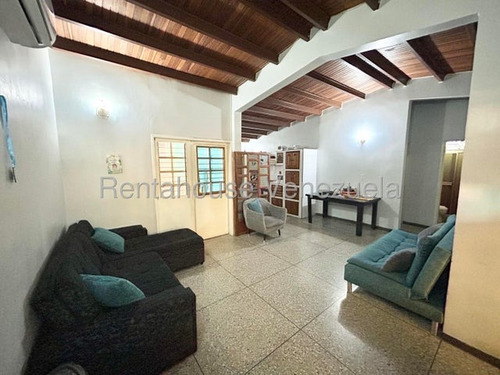 Erika Armeya Vende, Casa En La Urbanizacion Santa Cecilia De Cabudare. Flex: 25-20453