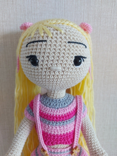 Boneca Com Cabelo Loiro E Roupa Rosa Em Amigurumi - Crochê
