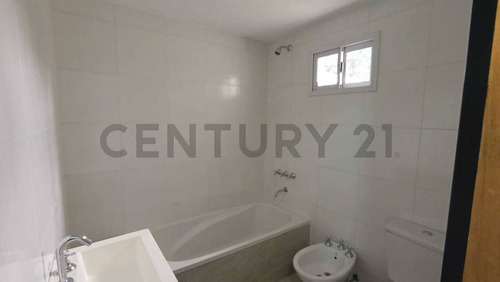 Ph En Venta Castelar Con Patio Y Cochera Apto Prefesional Y Apto Credito.