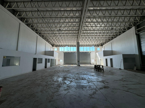 2 Locales Industriales / Comerciales C/ Estacionamiento -550 M² Cub. S/ Avenida - Villa Luzuriaga