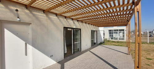 Imagen 3 de 17 de Excelente Casa Tipo Quincho A La Venta - Cañuelas